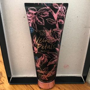 🎁3/$28🎁 Finale price $10-1pc Velvet Petals Noir